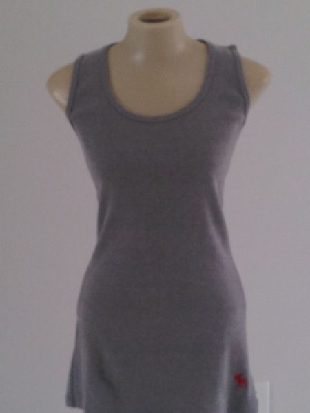 vestido Abercrombie cinza